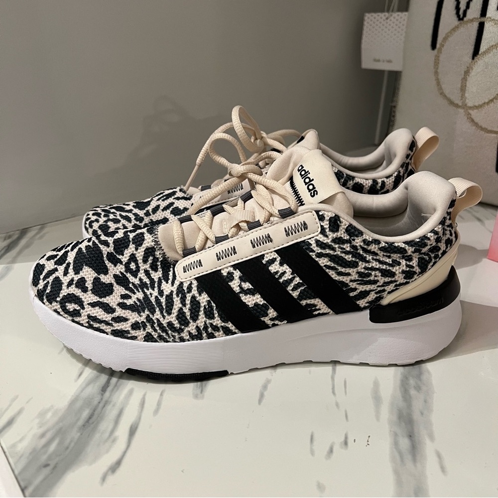 Womens Size: 7 Adidas Tennis Shoes